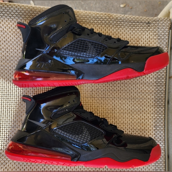 JORDAN MARS 270 'BRED'- SIZE 10- COLOR: BLK/ GYM RED - Picture 7 of 12